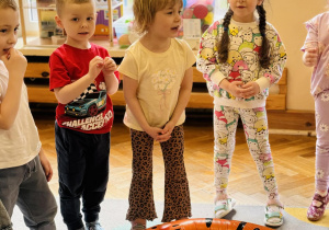 Dzieci świętują urodziny