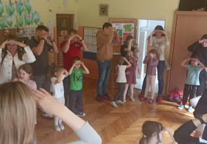 dzieci z rodzicami tańczą