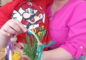 dzieci z rodzicami pokazują swój koszyczek