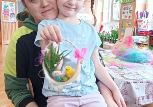 dzieci z rodzicami pokazują swój koszyczek