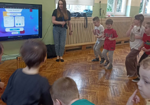 dzieci tańczą
