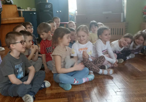 dzieci siedzą