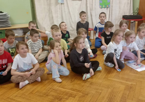 dzieci siedzą