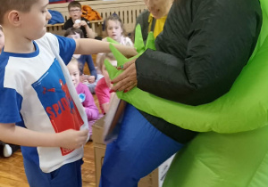 dzieci odbierają dyplomy