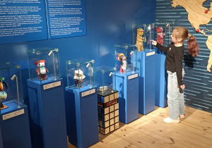 dzieci zwiedzają muzeum