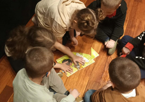 dzieci układają puzzle