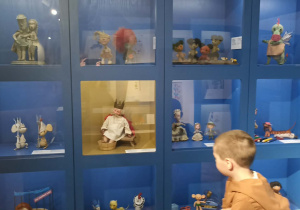 dzieci zwiedzają muzeum