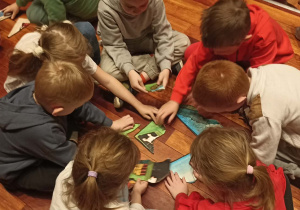 dzieci układają puzzle