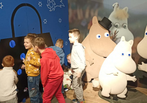 dzieci zwiedzają muzeum