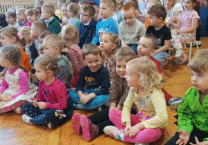 Dzieci słuchają koncertu