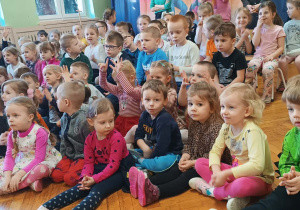 Dzieci słuchają koncertu