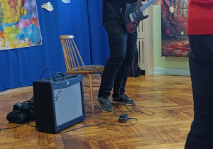 Pan gra na gitarze
