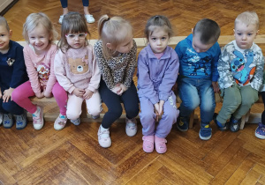 Dzieci słuchają pań