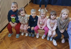 Dzieci słuchają pań