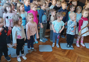 dzieci tańczą