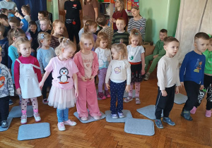 dzieci tańczą