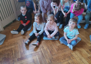 dzieci słuchają koncertu