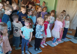 dzieci tańczą