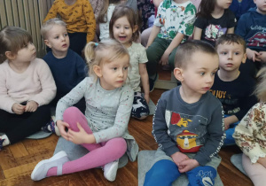 dzieci oglądają przedstawienie