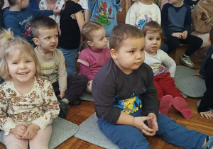 dzieci oglądają przedstawienie