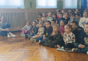 dzieci oglądają przedstawienie