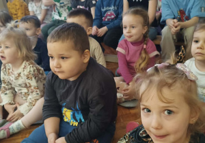 dzieci oglądają przedstawienie