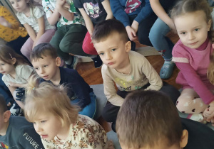 dzieci oglądają przedstawienie