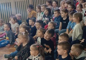 dzieci oglądają przedstawienie