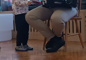 chłopiec gra na akordeonie
