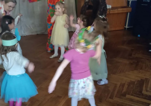 dzieci tańczą