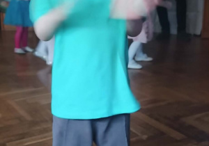dzieci tańczą