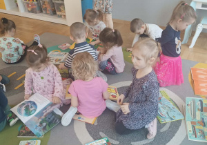 Dzieci oglądają książki