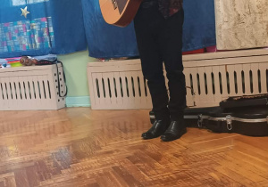 pan gra na gitarze