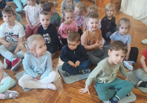 dzieci słuchają koncertu