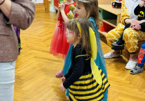 dzieci tańczą