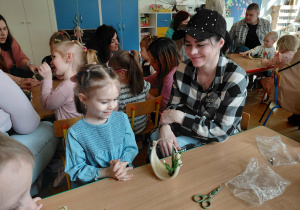 rodzice pracują z dziećmi