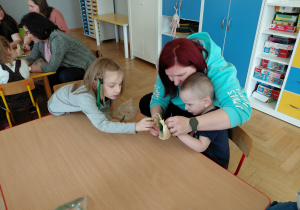 rodzice pracują z dziećmi