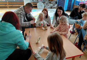 rodzice pracują z dziećmi