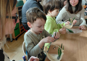 rodzice pracują z dziećmi