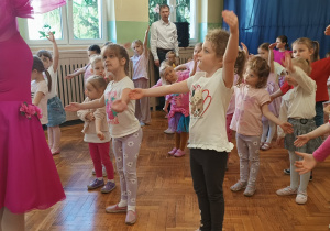 dzieci tańczą