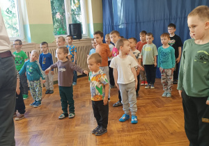 dzieci tańczą