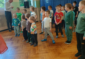 dzieci tańczą