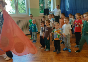 dzieci tańczą