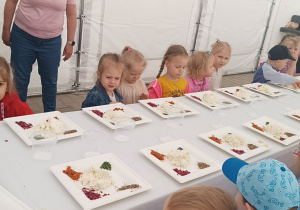 dzieci robią sery