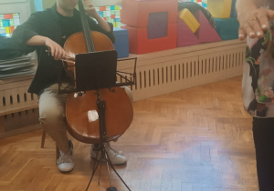 pan gra na kontrabasie