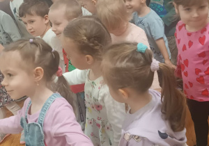 dzieci słuchają koncertu