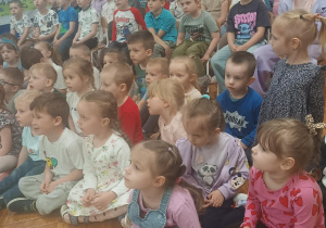 dzieci słuchają koncertu