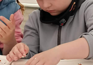 dzieci lepią ser