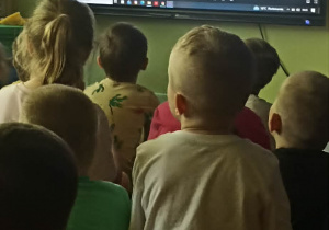 dzieci siedzą przed telewizorem