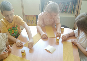 dzieci siedzą przy stole